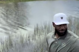 詹姆斯点评自己偶遇鳄鱼:天啊 佛罗里达州的高尔夫真不一样! 配图