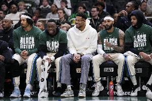 字母本赛季继续出战已无任何意义 可想要说服他恐怕没那么容易 配图