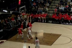 手生啊！杨瀚森登场后连续高位策应后击地传球失误 配图