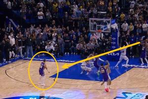 射手的自我修养！肯纳德接球前非常悠闲地整理了护臂 后稳稳命中 配图