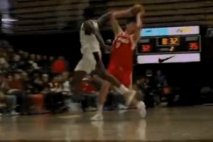 很写意！杨瀚森保护后场篮板推反击 不看人领传助飞乐福 配图