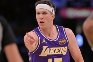 末节11分助队逆转！里夫斯出战40分钟 全面砍下26分7板5助2断1帽 配图