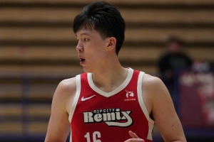 媒体人:杨瀚森进攻端球权相对有限 防守端观感比上一场有提升 配图