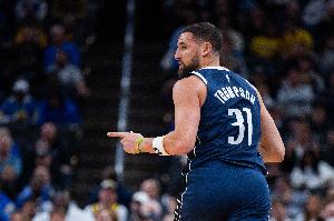 基德：克莱在场上打得很放松享受比赛 三分投射效率极高 配图