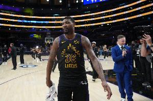 带伤作战！斯玛特3中0仅拿2分1板1助1断 腹股沟伤势加重 配图