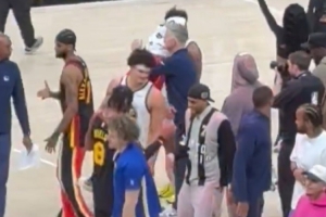 相逢一笑！库明加赛后和前队友&科尔拥抱致意 还和库里聊了一会 配图