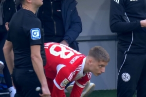 前途无量！换下格雷茨卡，拜仁16岁小将奥斯马尼迎来一线队首秀 配图