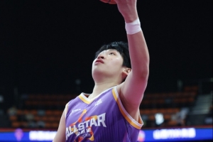 勇夺全明星MVP！陈明伶18中11砍全队最高22分外加10板 配图