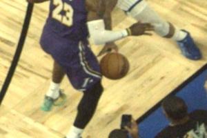 关键判罚！魔术边线发球被詹姆斯破坏 魔术挑战失败&湖人球 配图