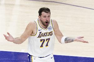 难成功?湖人申诉称裁判吹077技犯前应提前警告 裁判表示已警告过 配图