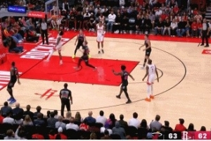 赏心悦目！火箭最后一攻 谢泼德底角不停球直接助飞阿门空接得分 配图