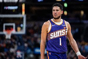 慢热!布克首节6投0中一分未得 拿到3篮板2助攻 配图