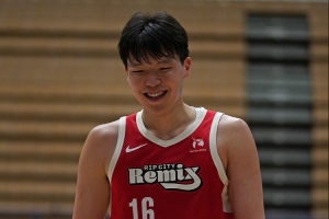 高度优势！杨瀚森内线1抢3拼下前场篮板 随后轻松补篮得手 配图