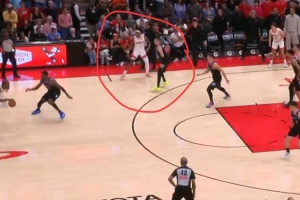 看球入迷了！最后一防希罗漏掉死敌阿门 让后者完成补篮绝杀 配图