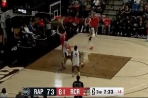 游刃有余！杨瀚森直塞喂饼乐福 随后自己强攻晃飞防守轻松打中 配图