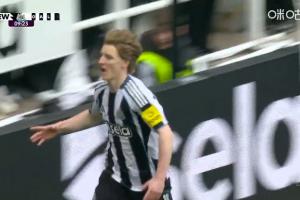 桑德兰后卫送大礼！沃尔特马德助攻戈登破门，纽卡1-0领先桑德兰 配图