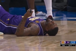 名记:斯玛特疑似右侧腹股沟伤势加重 回更衣室治疗后重新上场 配图