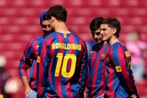 致敬传奇！巴萨球员身穿小罗球衣踩场，庆祝他的46岁生日 配图