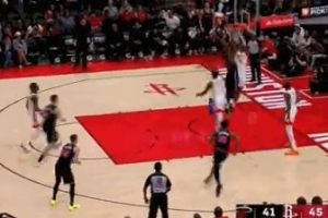 凶猛！热火奋力救球 阿德巴约持球转身暴起隔扣小贾巴里·史密斯 配图