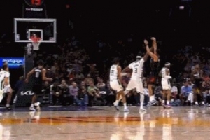 关键球！布克三分命中并造特纳犯规 雄鹿挑战失败了 配图