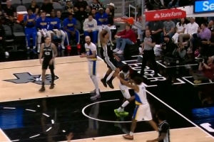 慢了一点点！卡特·布莱恩特起飞滑翔单臂炸筐 可惜超时在先 配图