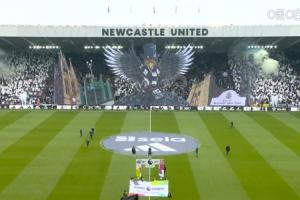 喜鹊撕咬黑猫！东北德比赛前，纽卡主场展示超震撼tifo！ 配图