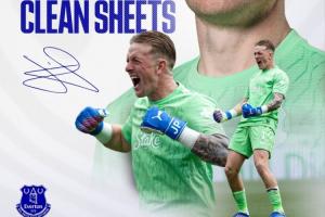 差距明显...皮克福德高接低挡献神扑 桑切斯两次失误一次直接丢球 配图