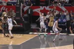 就离谱！萨尔发底线球给弧顶 超大劲直接发个回场违例 配图