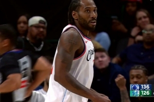 神仙球都来了！伦纳德弧顶迎着夹击随手抛进压哨三分 配图