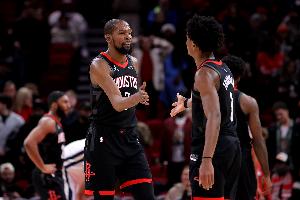 杜兰特：阿门拯救了比赛 这才应该是他作为火箭球员最爱的时刻 配图