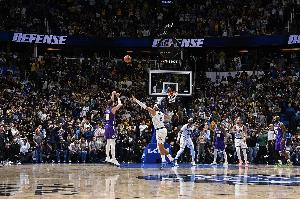 肯纳德审判之投！东詹里哪个都不能放 湖人的进攻上限创造奇迹 配图