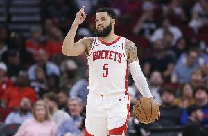 范弗里特：马刺不错现在确实是强队 但等到季后赛再评判他们成色 配图