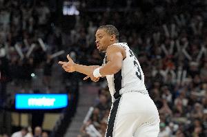 不愧是队魂!凯尔登半场8中7&三分2中2高效砍下16分3板3助 配图