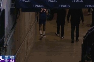 什么情况？埃奇库姆无征兆突然回到球员通道 配图