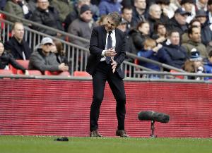 尼斯主帅、球员不满点球判罚：身后只是看台 这不该是点球 配图