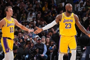 詹姆斯谈肯纳德绝杀：我向篮下行进吸引了防守 就是做好分内之事 配图