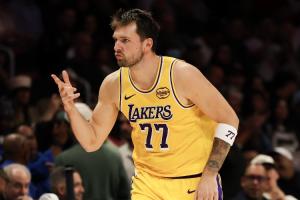 你要干什么啊!东契奇首节各种高难度 11中7且0罚球无解再轰16分 配图