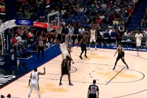 太猛了！锡安连续冲击篮筐个人独得9分 分差上双 配图