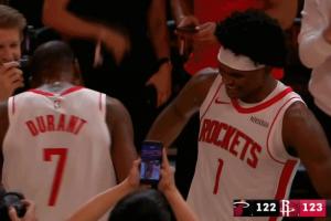 拯救我的里程碑夜！杜兰特与小老弟阿门狠狠击掌庆祝！ 配图