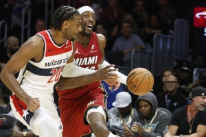 韦伯:祝贺阿德巴约拿83分 不知道为何奇才犯规那么多次 配图