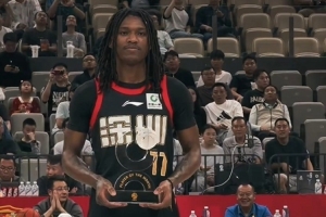 恭喜“小孩哥”！史密斯领取CBA第二期月度最佳国际球员奖杯 配图