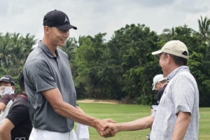 好久不见!易建联现身观澜湖高尔夫比赛 面带笑容心情不错 配图