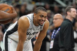 永远的队魂！凯尔登马刺生涯得分6673分 超越小卡进入队史前十 配图