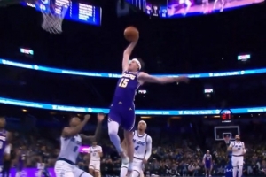 哦买噶！海斯钉板大帽 里夫斯反击一条龙滑行单臂战斧炸筐！ 配图