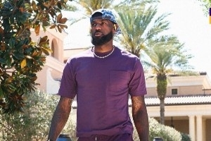 力争九连胜!湖人官推晒詹姆斯和东契奇赛前入场照 配图