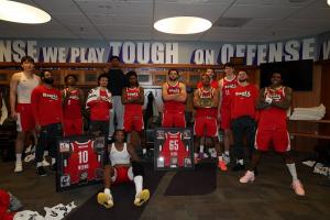 可还满意~混音逆转猛龙905后晒更衣室合照 杨瀚森这练得怎么样？ 配图