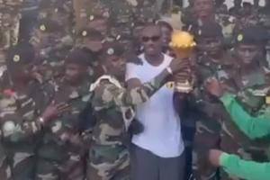 RMC辟塞内加尔谣把奖杯送到军事基地:那是数周前拍摄的视频 配图