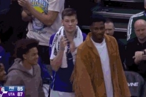 把替补席大哥们打兴奋了！贝利追防再送大帽 三节不到5个帽 配图