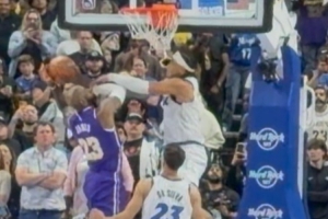 雷迪克:落后2分我们让詹姆斯获得了空位 他被打手了&应吹犯规! 配图