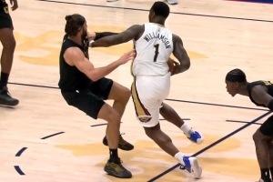 横冲直撞！锡安强硬突破撞飞斯特鲁斯 后者犯规送锡安两罚！ 配图